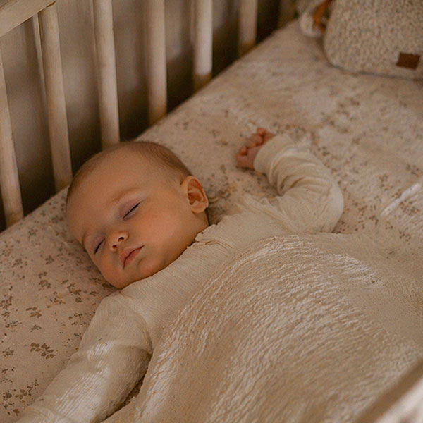 Baby slapend in een ledikantje - slimmetkleintjes.nl